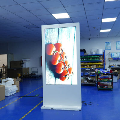 Hôtel chống nước Digital Signage Tự đứng Digital Display 3000cd Độ sáng